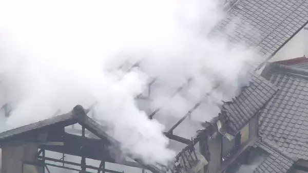 「｢ヒーターに触れていた布が燃えた｣ 木造2階建て住宅で火事 近隣住宅3棟にも延焼 岐阜･笠松町」の画像