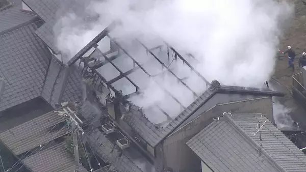 「｢ヒーターに触れていた布が燃えた｣ 木造2階建て住宅で火事 近隣住宅3棟にも延焼 岐阜･笠松町」の画像