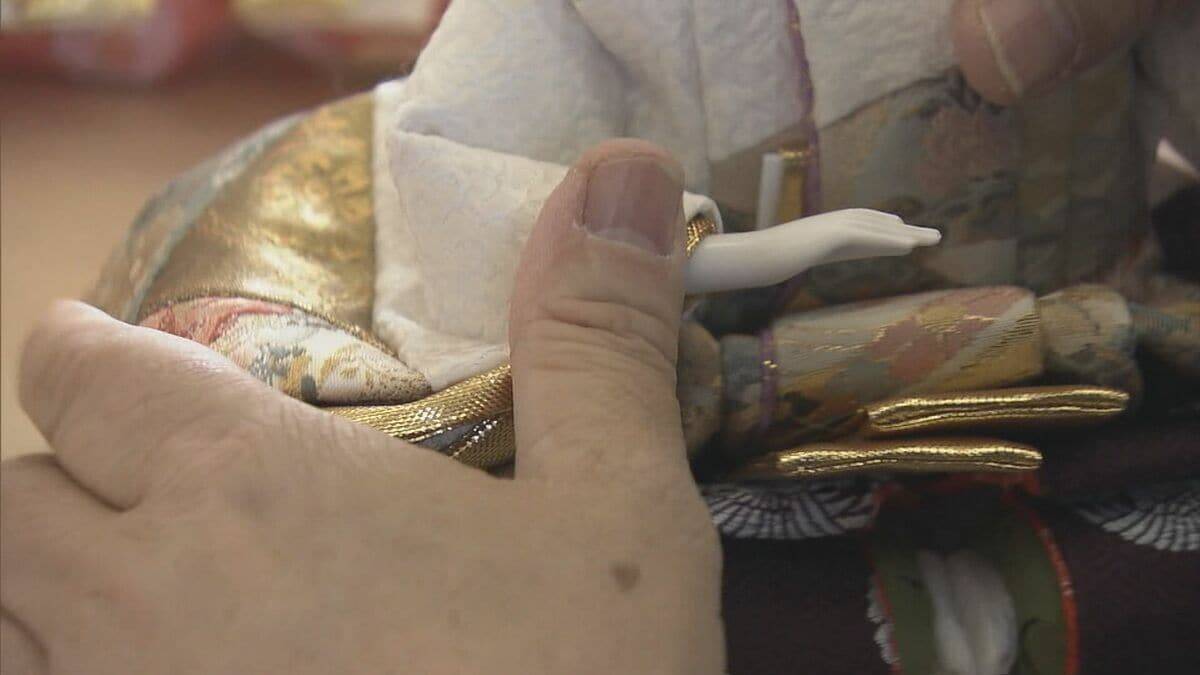 桃の節句前に伝統工芸士が｢ひな人形｣作り 西陣織の着物を着せて…腕に動きを 美濃焼とのコラボも 岐阜･八百津町