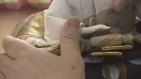 「桃の節句前に伝統工芸士が｢ひな人形｣作り 西陣織の着物を着せて…腕に動きを 美濃焼とのコラボも 岐阜･八百津町」の画像