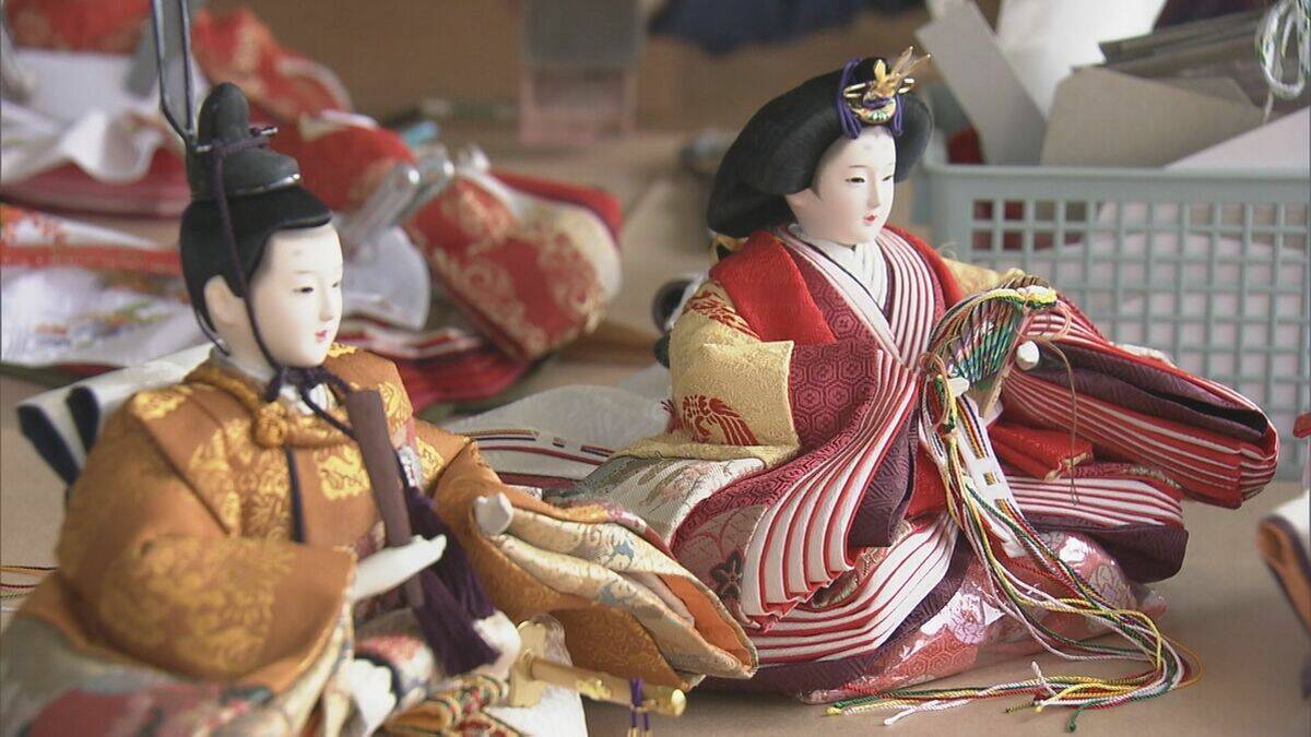桃の節句前に伝統工芸士が｢ひな人形｣作り 西陣織の着物を着せて…腕に動きを 美濃焼とのコラボも 岐阜･八百津町