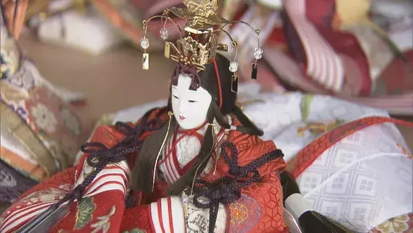 「桃の節句前に伝統工芸士が｢ひな人形｣作り 西陣織の着物を着せて…腕に動きを 美濃焼とのコラボも 岐阜･八百津町」の画像