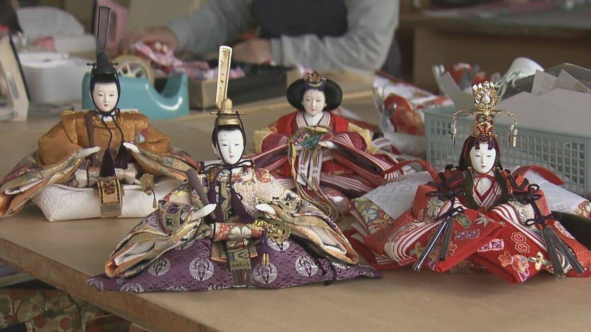 桃の節句前に伝統工芸士が｢ひな人形｣作り 西陣織の着物を着せて…腕に動きを 美濃焼とのコラボも 岐阜･八百津町