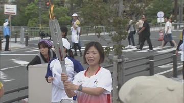 アジア大会・公式アンバサダーの大久保佳代子さん 出身地の愛知県田原市で聖火リレー 「絶対楽しいのでぜひ現地に足を運んで」 サーフィン競技会場の田原の魅力をPR