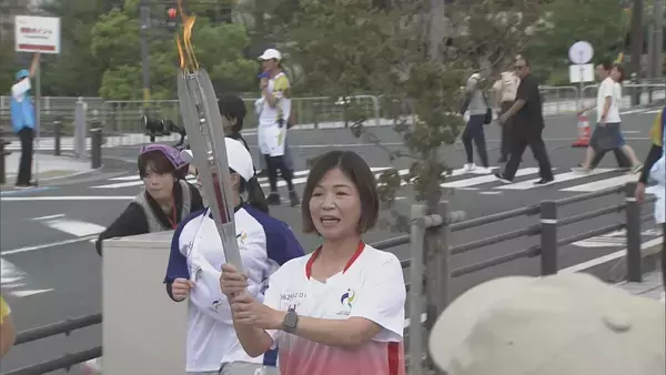 アジア大会・公式アンバサダーの大久保佳代子さん 出身地の愛知県田原市で聖火リレー 「絶対楽しいのでぜひ現地に足を運んで」 サーフィン競技会場の田原の魅力をPR