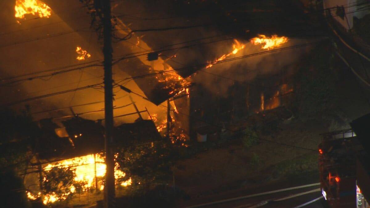 「こたつに入っていたら火花が出た」住宅火災で高齢夫婦が搬送 命に別状なし