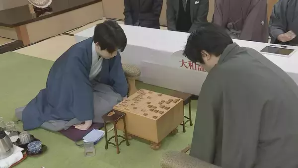 「両者スローペースで… 藤井聡太六冠(23)白星発進なるか 糸谷哲郎八段(37)が挑む名人戦第1局2日目 9日夜決着見込み」の画像