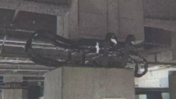 熊本地震でぐにゃりと曲がった市役所の免震装置 専門家｢見た目は驚くが、80％くらいの性能は残っている｣ 注目の“U字型のダンパー”は東海地方の建物にも