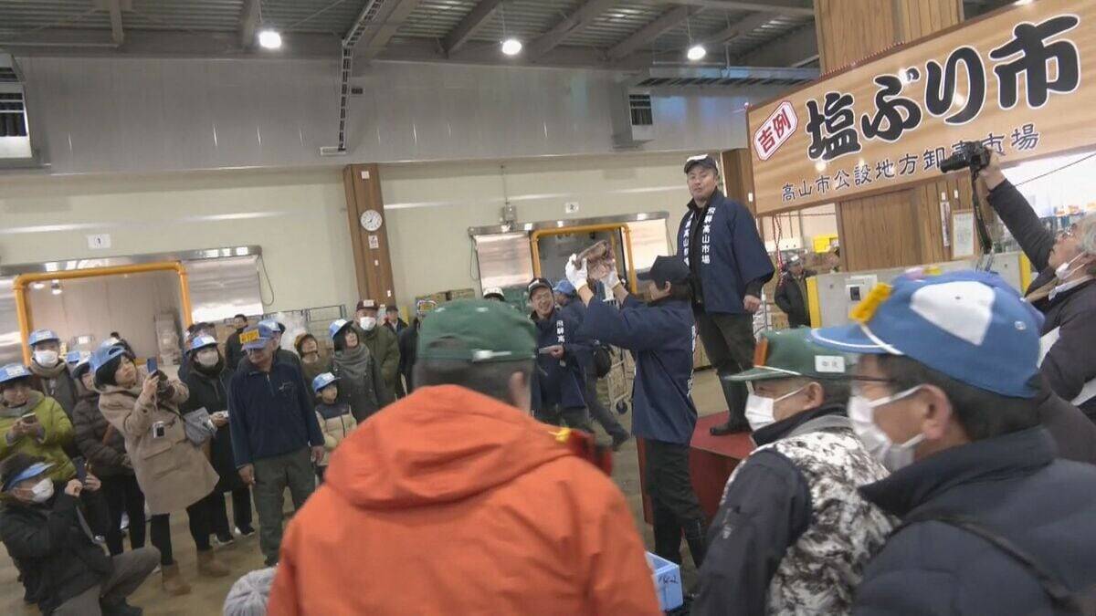 1本25万円超も 年末恒例の｢塩ぶり市｣ 寒ぶりを塩漬けにした飛騨地方の年越し･正月に欠かせないごちそう 不漁の影響は？ 岐阜･高山市