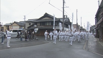 伊勢神宮の式年遷宮に向けた「お木曳」を前に…市民ら約200人が心身清める「浜参宮」 三重・伊勢市