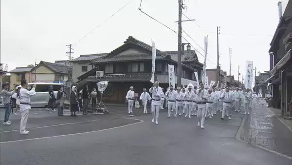 伊勢神宮の式年遷宮に向けた「お木曳」を前に…市民ら約200人が心身清める「浜参宮」 三重・伊勢市