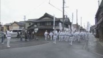 伊勢神宮の式年遷宮に向けた「お木曳」を前に…市民ら約200人が心身清める「浜参宮」 三重・伊勢市