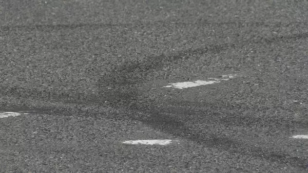 「深夜に火花を散らして…名古屋港金城ふ頭でドリフト走行疑い 20～30代の男3人逮捕 車はナンバープレート隠した状態」の画像