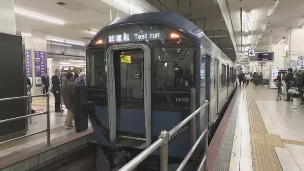 近鉄名古屋線で新型一般車両｢1A系｣公開 従来型の“赤”→“青”に一新 ベビーカーやスーツケースなどを持った乗客向けのスペース｢やさしば｣も