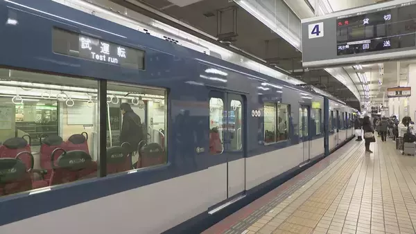 「近鉄名古屋線で新型一般車両｢1A系｣公開 従来型の“赤”→“青”に一新 ベビーカーやスーツケースなどを持った乗客向けのスペース｢やさしば｣も」の画像