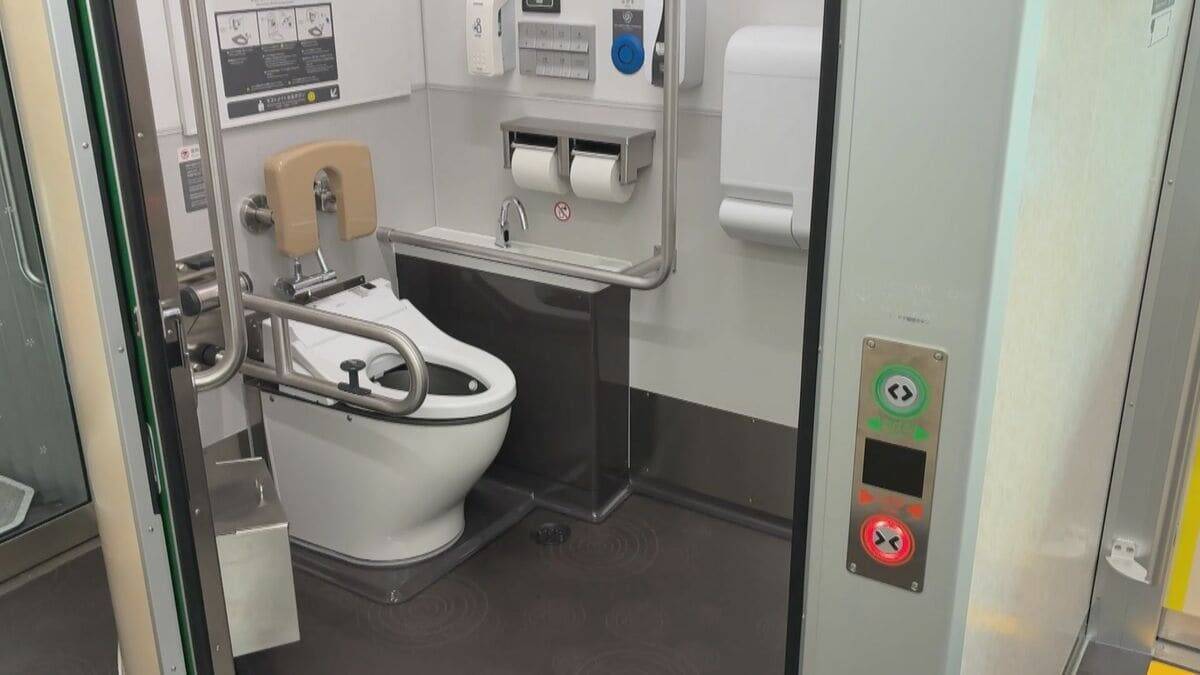 近鉄名古屋線で新型一般車両｢1A系｣公開 従来型の“赤”→“青”に一新 ベビーカーやスーツケースなどを持った乗客向けのスペース｢やさしば｣も