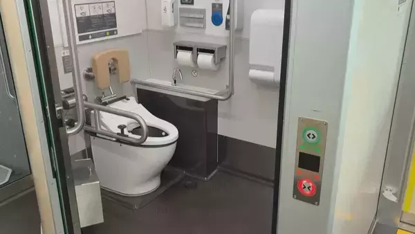 「近鉄名古屋線で新型一般車両｢1A系｣公開 従来型の“赤”→“青”に一新 ベビーカーやスーツケースなどを持った乗客向けのスペース｢やさしば｣も」の画像