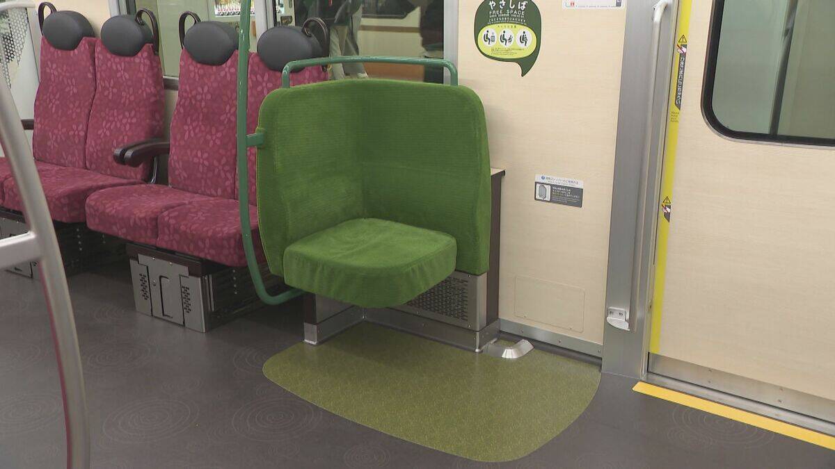 近鉄名古屋線で新型一般車両｢1A系｣公開 従来型の“赤”→“青”に一新 ベビーカーやスーツケースなどを持った乗客向けのスペース｢やさしば｣も