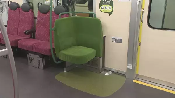 「近鉄名古屋線で新型一般車両｢1A系｣公開 従来型の“赤”→“青”に一新 ベビーカーやスーツケースなどを持った乗客向けのスペース｢やさしば｣も」の画像