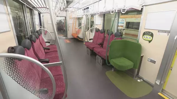 「近鉄名古屋線で新型一般車両｢1A系｣公開 従来型の“赤”→“青”に一新 ベビーカーやスーツケースなどを持った乗客向けのスペース｢やさしば｣も」の画像