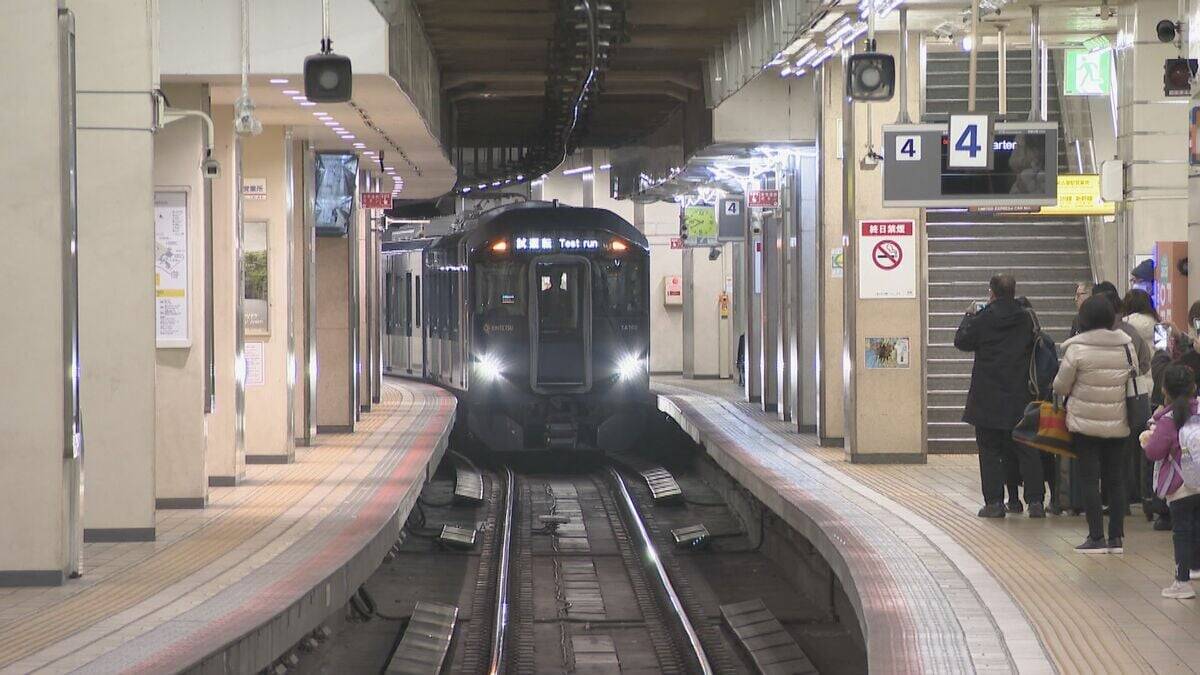 近鉄名古屋線で新型一般車両｢1A系｣公開 従来型の“赤”→“青”に一新 ベビーカーやスーツケースなどを持った乗客向けのスペース｢やさしば｣も