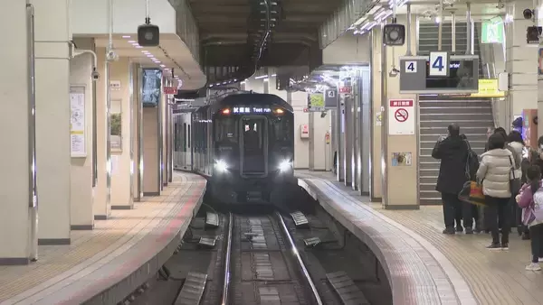 「近鉄名古屋線で新型一般車両｢1A系｣公開 従来型の“赤”→“青”に一新 ベビーカーやスーツケースなどを持った乗客向けのスペース｢やさしば｣も」の画像