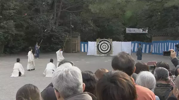 「的を目指して猛ダッシュ！ご利益“大千木”を手に入れるのは誰？熱田神宮で歩射神事～熾烈な争い 最後はじゃんけん勝負に」の画像