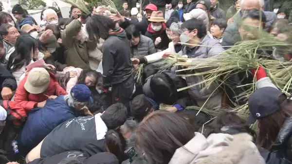 「的を目指して猛ダッシュ！ご利益“大千木”を手に入れるのは誰？熱田神宮で歩射神事～熾烈な争い 最後はじゃんけん勝負に」の画像