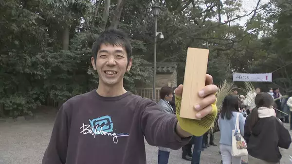 「的を目指して猛ダッシュ！ご利益“大千木”を手に入れるのは誰？熱田神宮で歩射神事～熾烈な争い 最後はじゃんけん勝負に」の画像