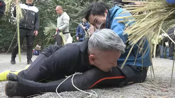 「的を目指して猛ダッシュ！ご利益“大千木”を手に入れるのは誰？熱田神宮で歩射神事～熾烈な争い 最後はじゃんけん勝負に」の画像