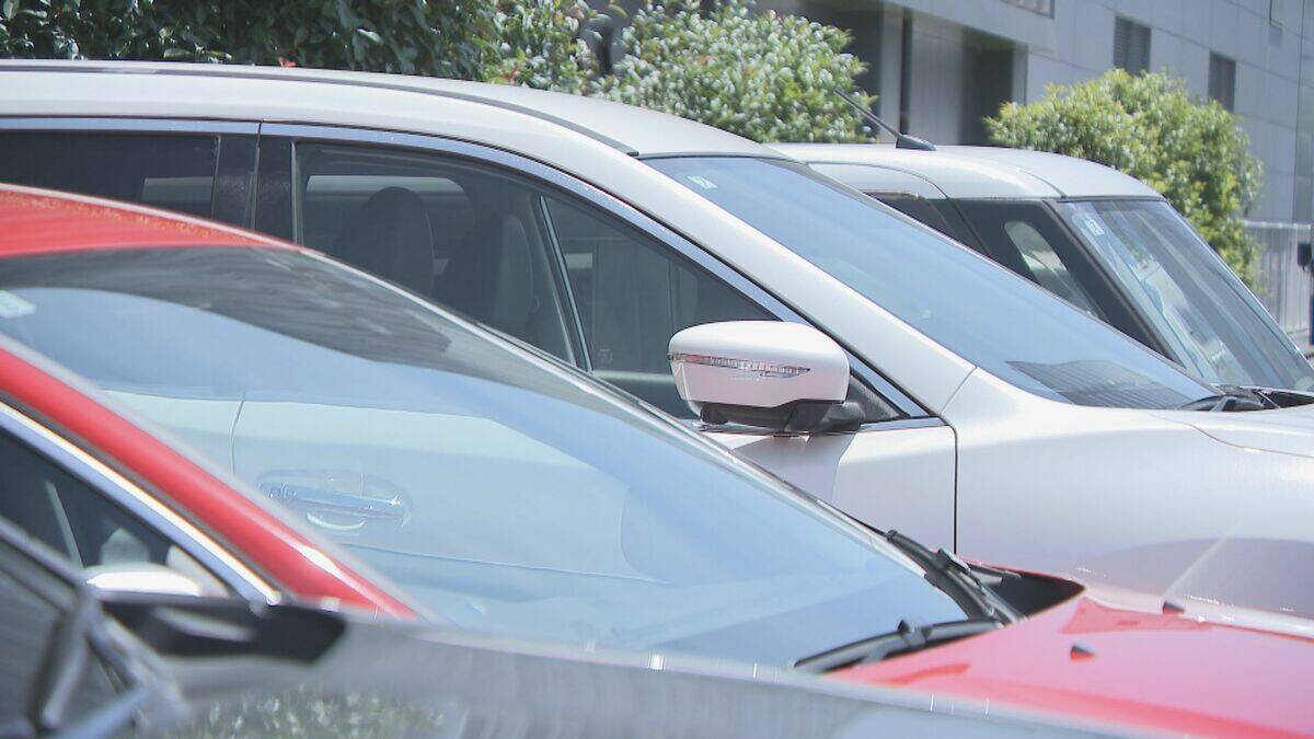 炎天下の車内はどれほど危険に？ エンジンを切って実験してみると… ダッシュボードは70℃以上に 日陰でも要注意