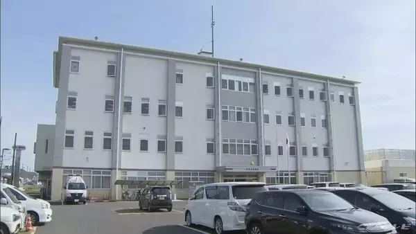 79歳女性が運転する車がコインランドリーに突っ込む 店内にいた女性客１人が軽傷 駐車場で車をバックで止めようとして事故に 岐阜市