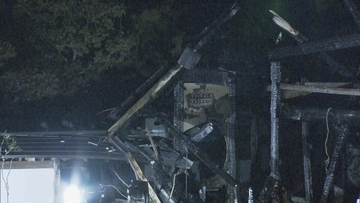 ハチの巣の駆除作業中に…住宅火災 駆除作業に使われていたのは一般に販売されている殺虫用煙幕  1人軽傷