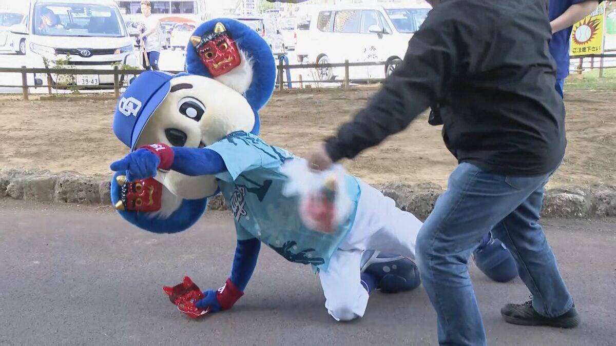 ドアラの逆襲!? ドラゴンズ “ドラ1ルーキー”中西聖輝投手 沖縄での“人生初の豆まき”で豆がドアラに｢ばちーん!｣と当たり…