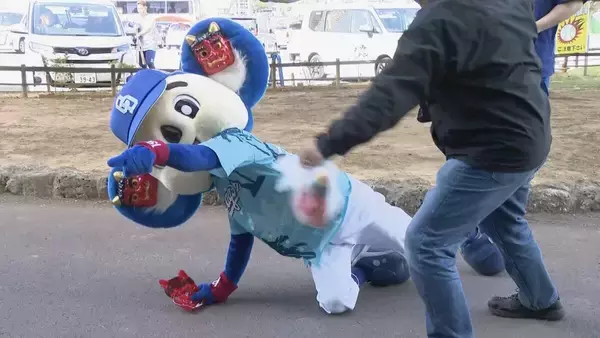 「ドアラの逆襲!? ドラゴンズ “ドラ1ルーキー”中西聖輝投手 沖縄での“人生初の豆まき”で豆がドアラに｢ばちーん!｣と当たり…」の画像