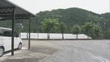 「墓参りで寺の駐車場からフェンスを乗り越えて約４メートル転落　車に乗っていた家族３人けが　岐阜・山県市」の画像1