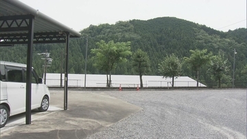 墓参りで寺の駐車場からフェンスを乗り越えて約４メートル落下　車に乗っていた家族３人けが　岐阜・山県市