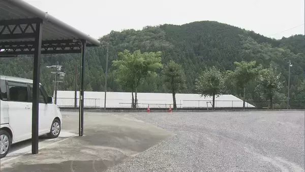 墓参りで寺の駐車場からフェンスを乗り越えて約４メートル転落　車に乗っていた家族３人けが　岐阜・山県市