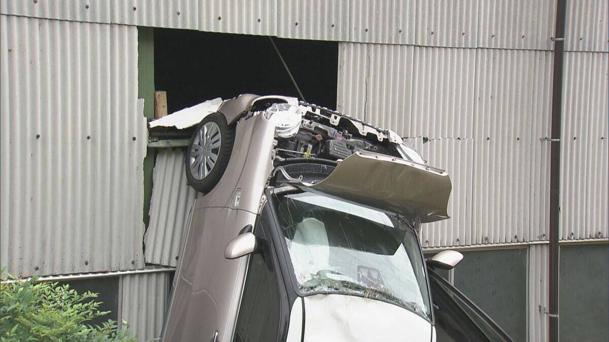 墓参りで寺の駐車場からフェンスを乗り越えて約４メートル転落　車に乗っていた家族３人けが　岐阜・山県市
