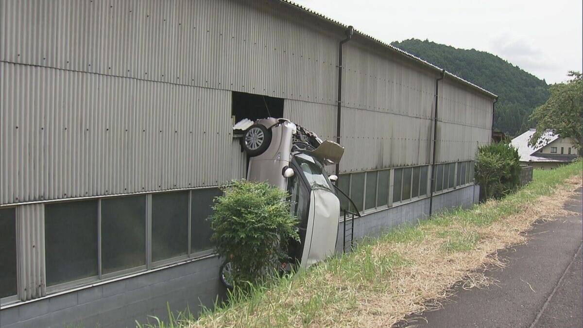 墓参りで寺の駐車場からフェンスを乗り越えて約４メートル転落　車に乗っていた家族３人けが　岐阜・山県市