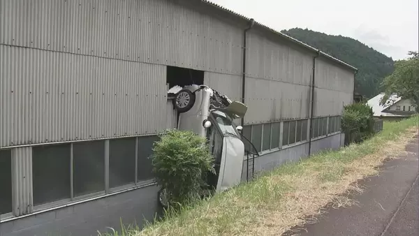 「墓参りで寺の駐車場からフェンスを乗り越えて約４メートル転落　車に乗っていた家族３人けが　岐阜・山県市」の画像