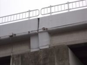 橋からコンクリ片が落下し6メートル下の男性を直撃　ヘルメット着用でケガはなし