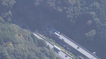 愛知・新城市の新東名高速トンネル内でトラックなど5台が絡む事故　名古屋高速でも車がトラックに追突