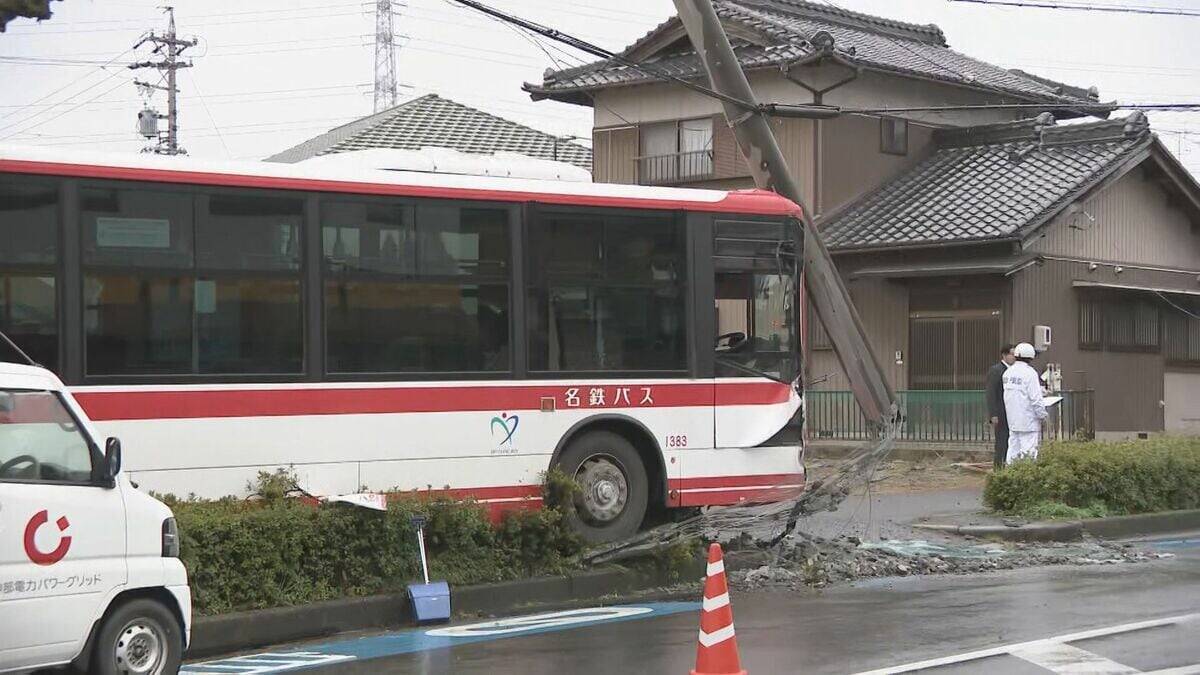 バスが電柱に衝突…  電柱は根元が大破し傾く 付近では“停電”発生 愛知･春日井市