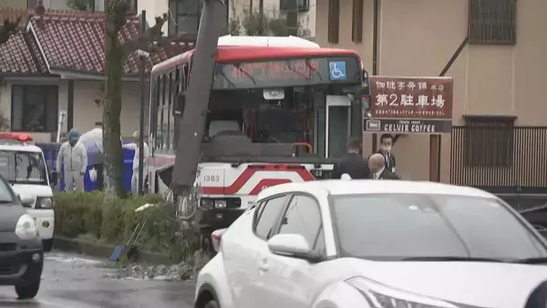 「バスが電柱に衝突…  電柱は根元が大破し傾く 付近では“停電”発生 愛知･春日井市」の画像
