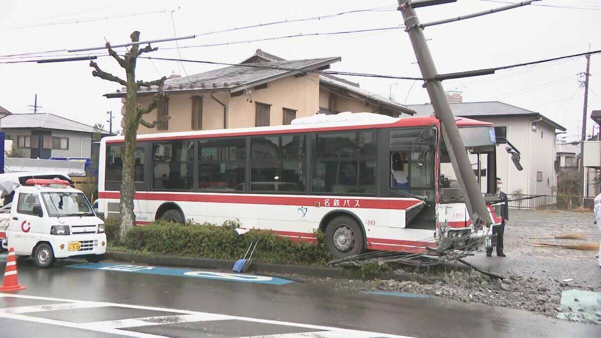 バスが電柱に衝突…  電柱は根元が大破し傾く 付近では“停電”発生 愛知･春日井市