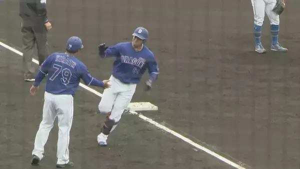 「ドラゴンズ 根尾昂投手（25）日本ハム戦で1回三者凡退の好投 鵜飼航丞選手（26）は“豪快な一発” 沖縄キャンプ」の画像