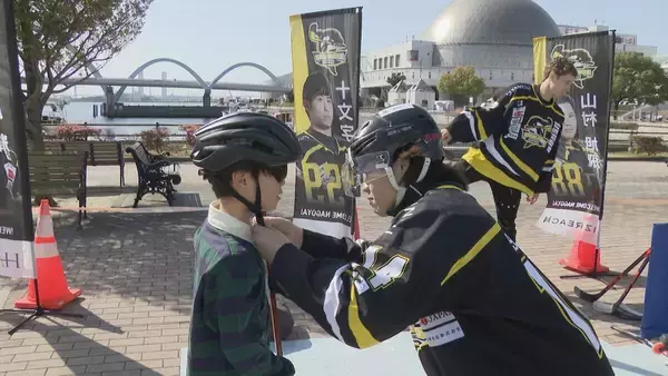 「青切符」開始まで１ヶ月　警察とアイスホッケー選手が自転車の安全利用を呼びかけ　競技体験通してヘルメットの重要性を