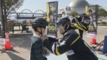 「青切符」開始まで１ヶ月　警察とアイスホッケー選手が自転車の安全利用を呼びかけ　競技体験通してヘルメットの重要性を