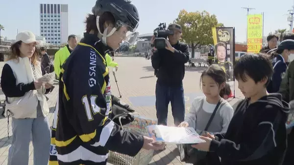 「「青切符」開始まで１ヶ月　警察とアイスホッケー選手が自転車の安全利用を呼びかけ　競技体験通してヘルメットの重要性を」の画像